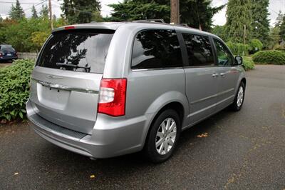 2014 Chrysler Town & Country Touring   - Photo 3 - Shoreline, WA 98133