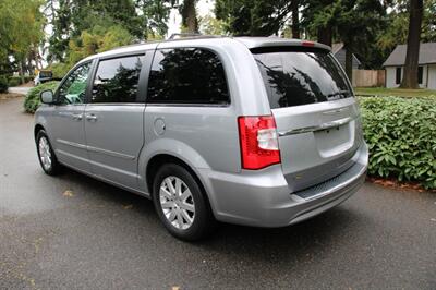 2014 Chrysler Town & Country Touring   - Photo 4 - Shoreline, WA 98133