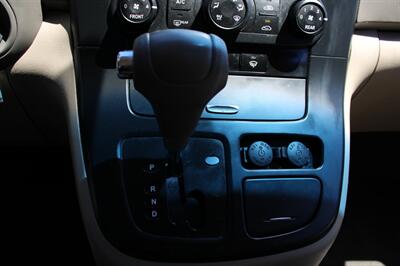 2012 Kia Sedona LX   - Photo 8 - Shoreline, WA 98133