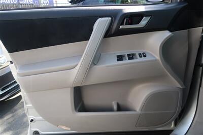 2013 Toyota Highlander Plus - Photo 4 - San Diego, CA 92120