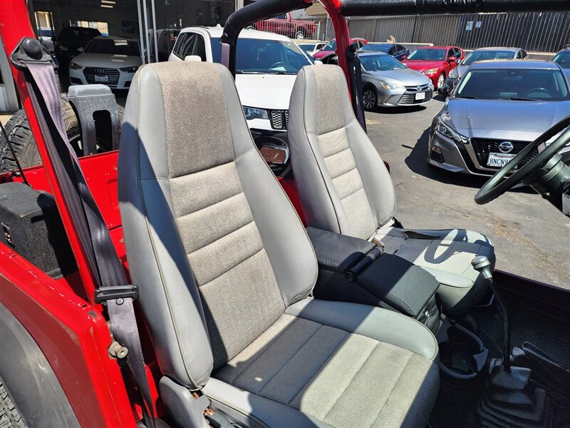 1995 Jeep Wrangler S photo 11