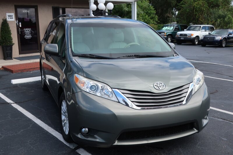 2013 Toyota Sienna XLE photo 2