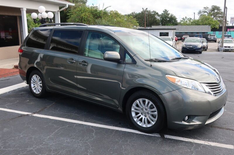 2013 Toyota Sienna XLE photo 3