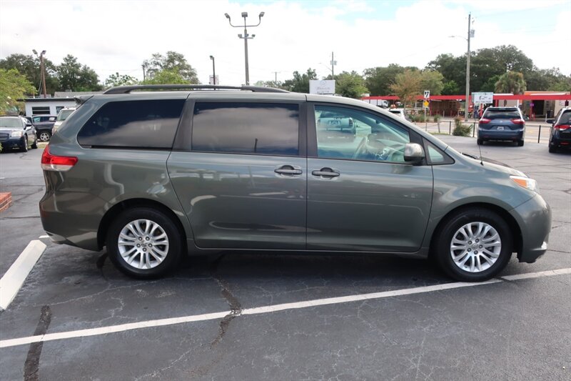 2013 Toyota Sienna XLE photo 4