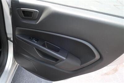 2012 Ford Fiesta SE   - Photo 16 - Lakeland, FL 33801