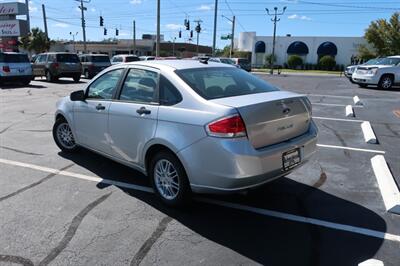 2010 Ford Focus SE   - Photo 9 - Lakeland, FL 33801