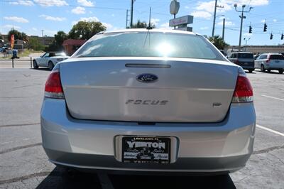 2010 Ford Focus SE   - Photo 8 - Lakeland, FL 33801