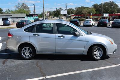 2010 Ford Focus SE   - Photo 6 - Lakeland, FL 33801