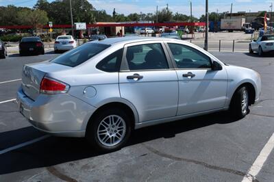 2010 Ford Focus SE   - Photo 7 - Lakeland, FL 33801