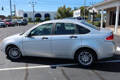 2010 Ford Focus SE   - Photo 10 - Lakeland, FL 33801