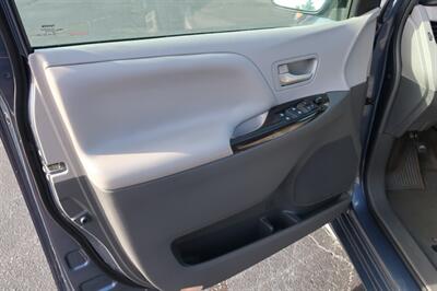 2015 Toyota Sienna XLE Premium 8-Passen   - Photo 12 - Lakeland, FL 33801