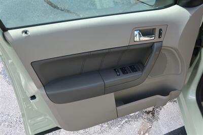 2010 Ford Focus SEL   - Photo 13 - Lakeland, FL 33801