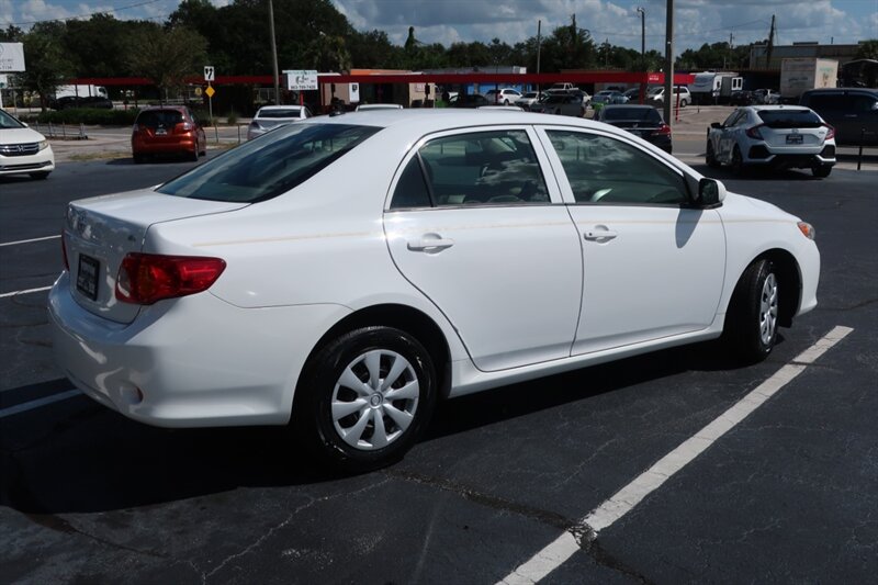 2009 Toyota Corolla LE photo 5