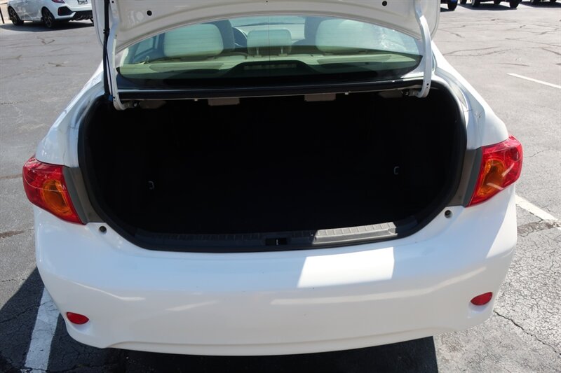 2009 Toyota Corolla LE photo 24