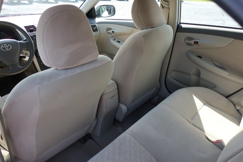 2009 Toyota Corolla LE photo 23