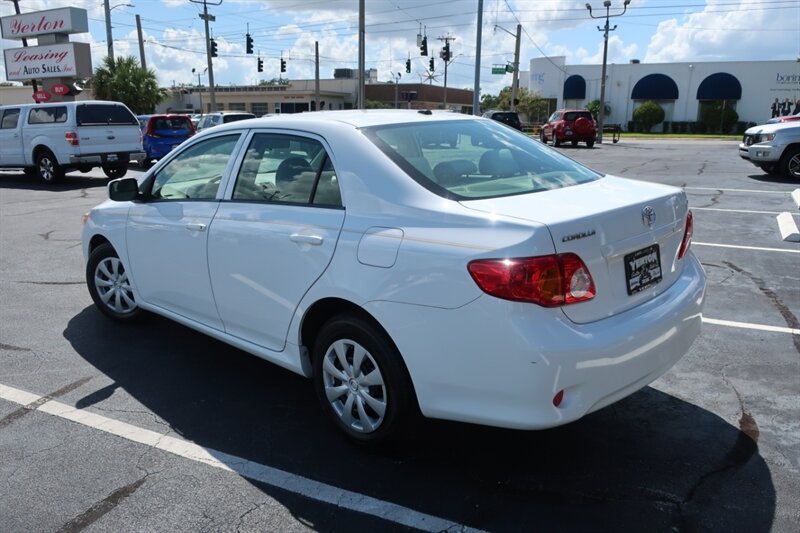 2009 Toyota Corolla LE photo 9