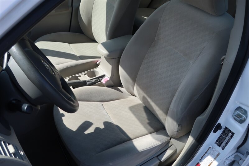 2009 Toyota Corolla LE photo 13