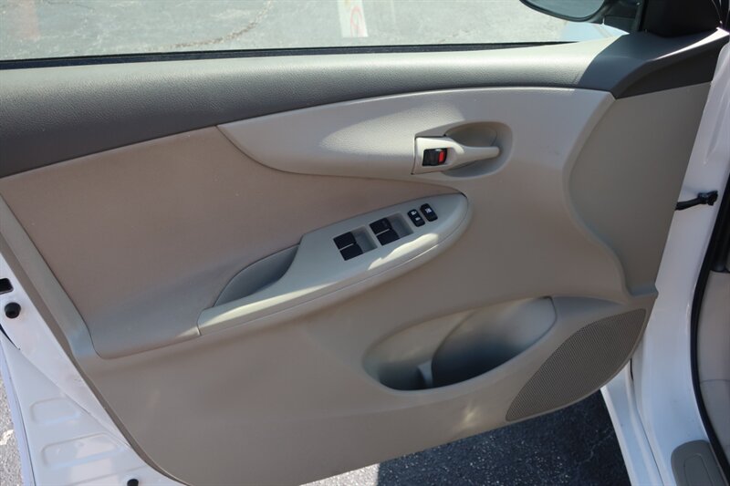 2009 Toyota Corolla LE photo 12