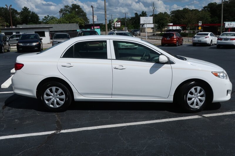 2009 Toyota Corolla LE photo 4