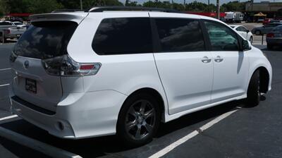 2017 Toyota Sienna SE Premium 8-Passeng - Photo 7 - Lakeland, FL 33801