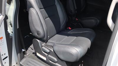 2017 Toyota Sienna SE Premium 8-Passeng - Photo 29 - Lakeland, FL 33801