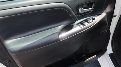 2017 Toyota Sienna SE Premium 8-Passeng - Photo 13 - Lakeland, FL 33801