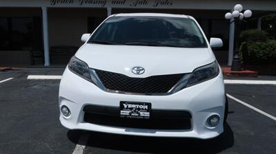 2017 Toyota Sienna SE Premium 8-Passeng - Photo 2 - Lakeland, FL 33801