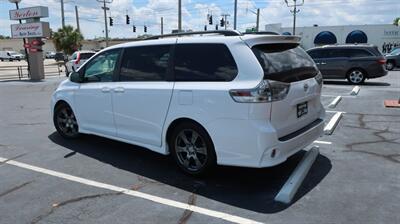 2017 Toyota Sienna SE Premium 8-Passeng - Photo 10 - Lakeland, FL 33801