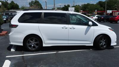 2017 Toyota Sienna SE Premium 8-Passeng - Photo 6 - Lakeland, FL 33801