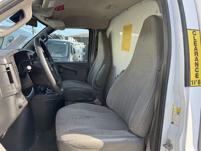 2020 Chevrolet Express 3500 Cutaway 12 Foot Box Van With Hydraulic Lift Gate - Photo 17 - Los Angeles, CA 90019