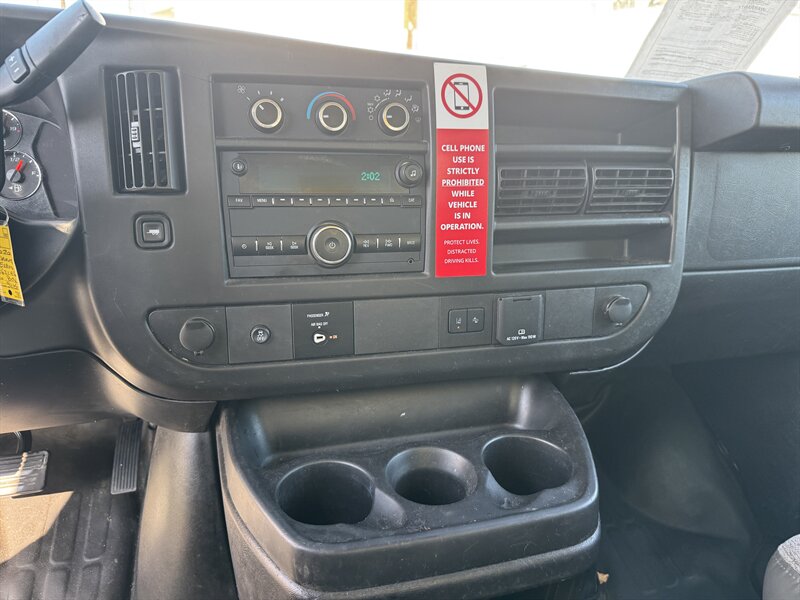 2020 Chevrolet Express 3500 Cutaway 12 Foot Box Van With Hydraulic Lift Gate - Photo 21 - Los Angeles, CA 90019