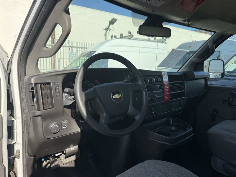 2020 Chevrolet Express 3500 Cutaway 12 Foot Box Van With Hydraulic Lift Gate - Photo 15 - Los Angeles, CA 90019