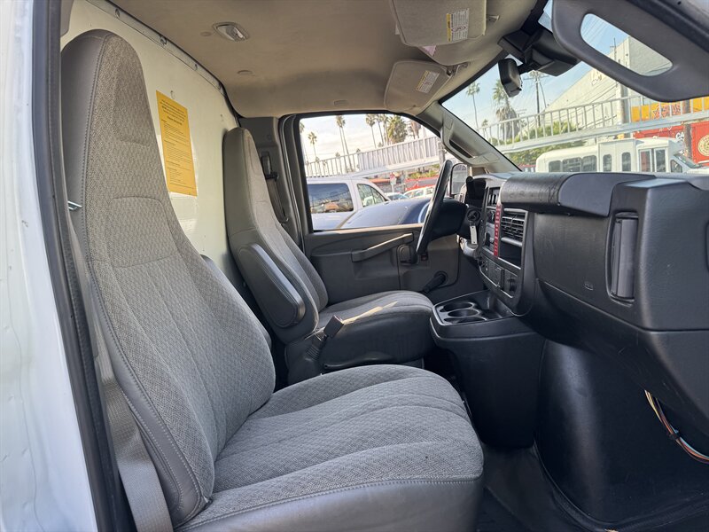 2020 Chevrolet Express 3500 Cutaway 12 Foot Box Van With Hydraulic Lift Gate - Photo 18 - Los Angeles, CA 90019