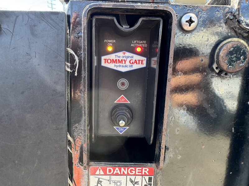 2020 Chevrolet Express 3500 Cutaway 12 Foot Box Van With Hydraulic Lift Gate - Photo 14 - Los Angeles, CA 90019