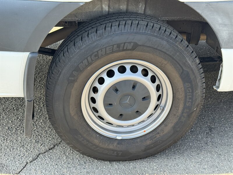 2020 Chevrolet Express 3500 Cutaway 12 Foot Box Van With Hydraulic Lift Gate - Photo 25 - Los Angeles, CA 90019