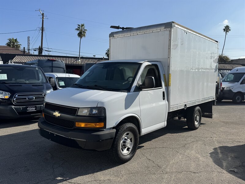 2020 Chevrolet Express 3500 Cutaway 12 Foot Box Van With Hydraulic Lift Gate - Photo 3 - Los Angeles, CA 90019