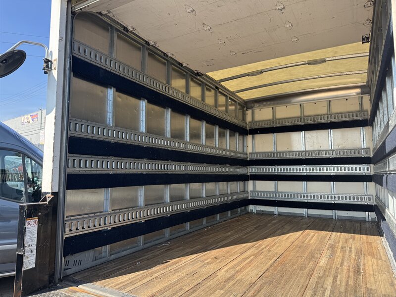 2020 Chevrolet Express 3500 Cutaway 12 Foot Box Van With Hydraulic Lift Gate - Photo 12 - Los Angeles, CA 90019