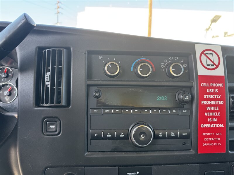 2020 Chevrolet Express 3500 Cutaway 12 Foot Box Van With Hydraulic Lift Gate - Photo 22 - Los Angeles, CA 90019