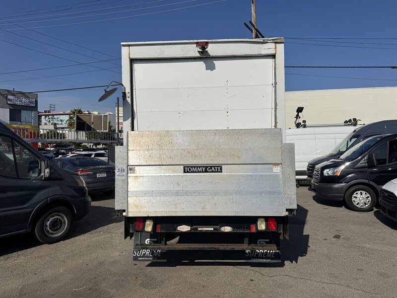 2020 Chevrolet Express 3500 Cutaway 12 Foot Box Van With Hydraulic Lift Gate - Photo 5 - Los Angeles, CA 90019
