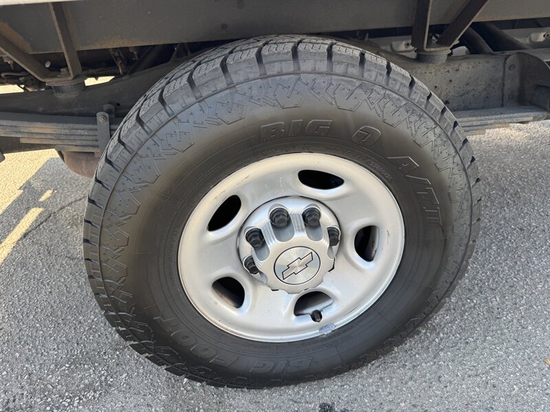 2020 Chevrolet Express 3500 Cutaway 12 Foot Box Van With Hydraulic Lift Gate - Photo 24 - Los Angeles, CA 90019