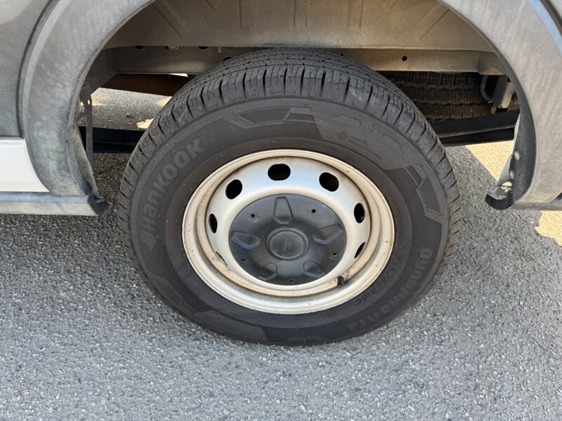 2022 Ford Transit 250 Medium Roof 148 "WB - Photo 16 - Los Angeles, CA 90019