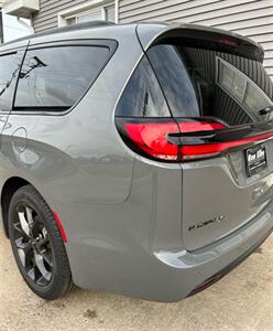 2025 Chrysler Pacifica Limited   - Photo 10 - Macomb, IL 61455
