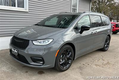 2025 Chrysler Pacifica Limited   - Photo 2 - Macomb, IL 61455