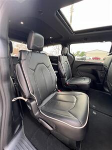 2025 Chrysler Pacifica Limited   - Photo 12 - Macomb, IL 61455