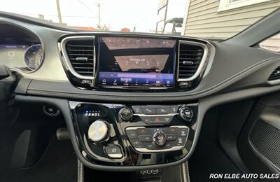 2025 Chrysler Pacifica Limited   - Photo 21 - Macomb, IL 61455