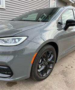 2025 Chrysler Pacifica Limited   - Photo 5 - Macomb, IL 61455