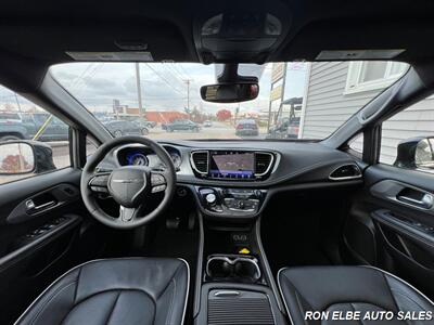 2025 Chrysler Pacifica Limited   - Photo 16 - Macomb, IL 61455