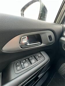 2025 Chrysler Pacifica Limited   - Photo 18 - Macomb, IL 61455