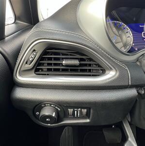 2025 Chrysler Pacifica Limited   - Photo 19 - Macomb, IL 61455