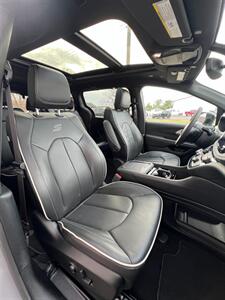 2025 Chrysler Pacifica Limited   - Photo 11 - Macomb, IL 61455